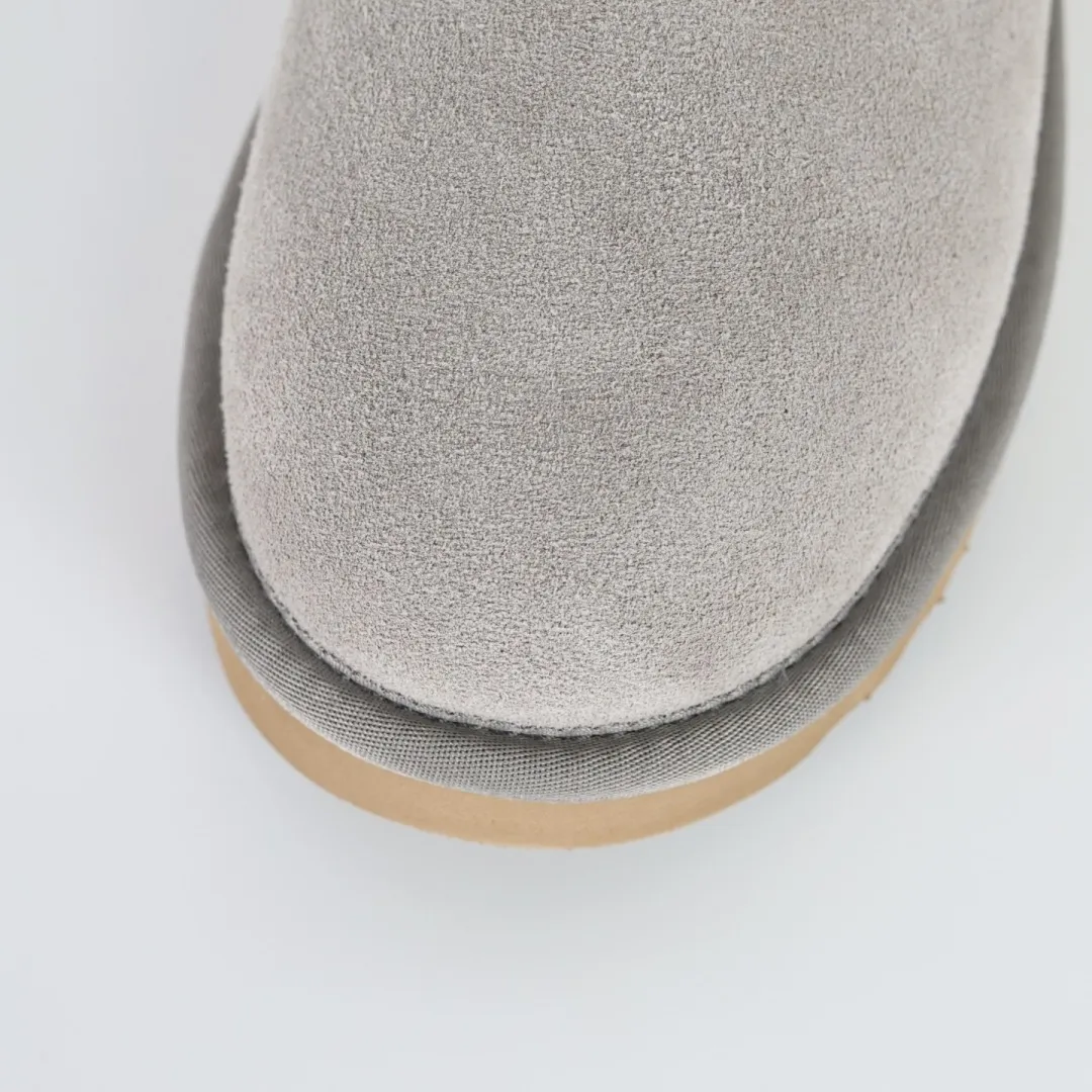 Pick up locally 💰620. The core recommendation is good price. The platform’s foreign trade is exclusively for UGG Classic women’s snow boots 1174576. Produced by the ten-year-old brand shoemaking factory production line. Pay attention to every detail. Longfeng A-grade genuine sheep fur is integrated. It is built in full compliance with the ZP process. Size: 35 36 37 38 39 40